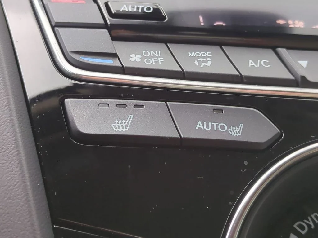 Used 2024  Acura Base image 22
