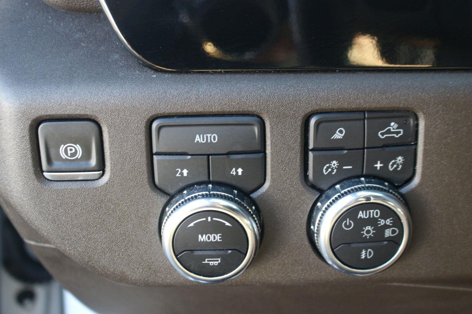 Used 2025 Summit White GMC SLT image 32