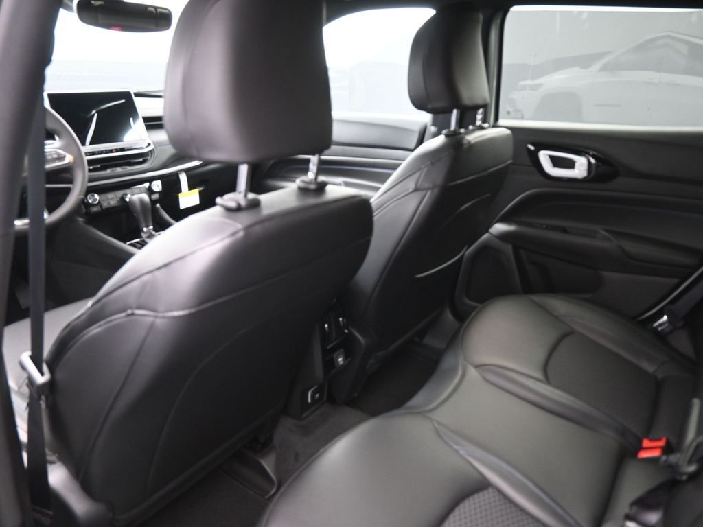 New 2026 Bright White Clear-Coat Exterior Paint Jeep Latitude image 2