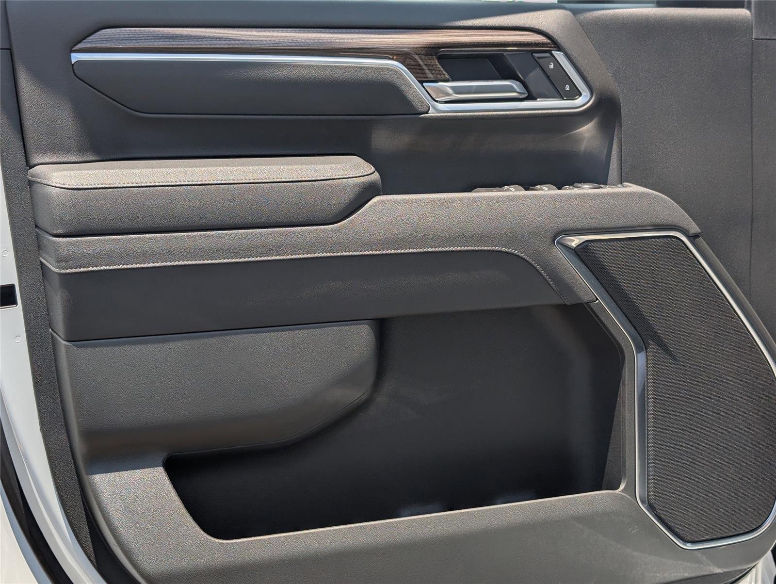 New 2026 Summit White Chevrolet LT image 33