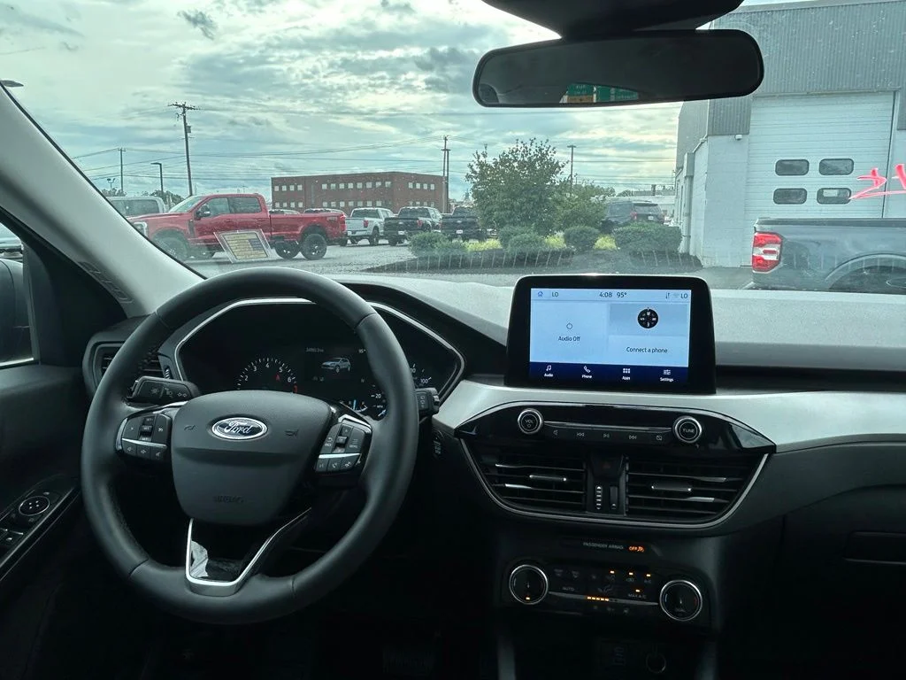 Used 2022 Black Metallic Ford SE image 10