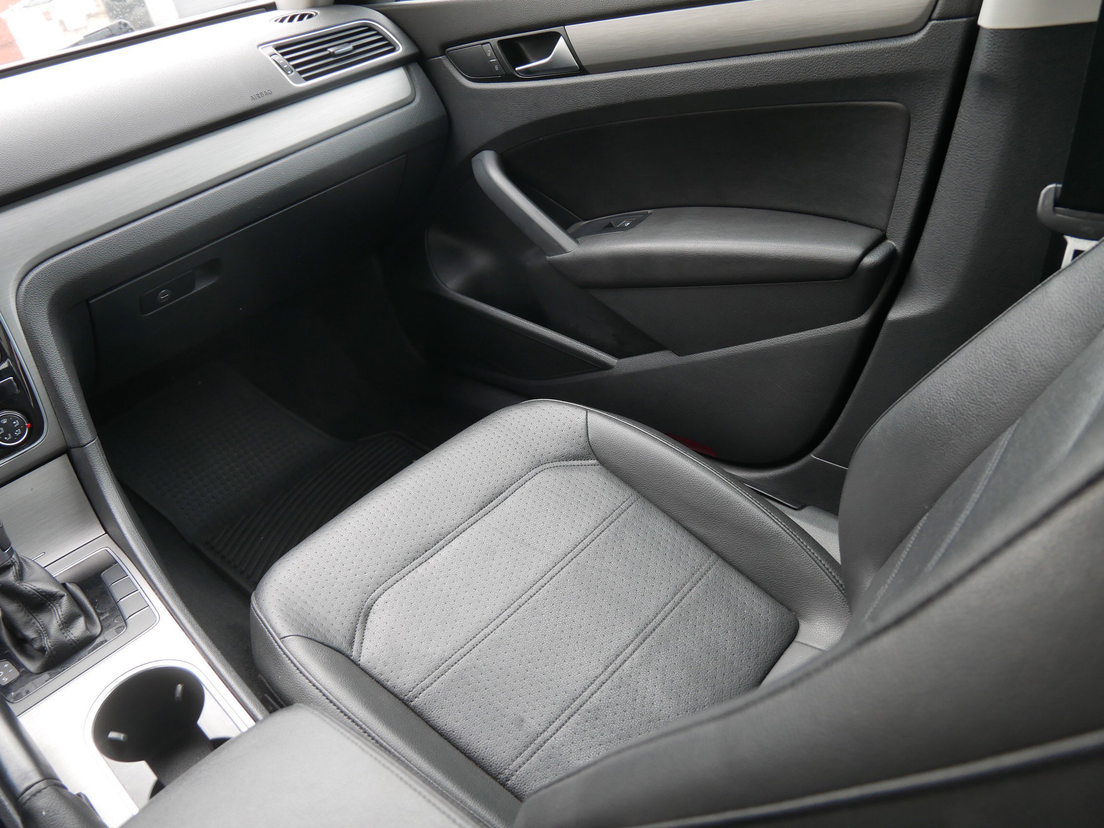 Used 2014 Black Volkswagen SE w/Snrf/Nav image 17