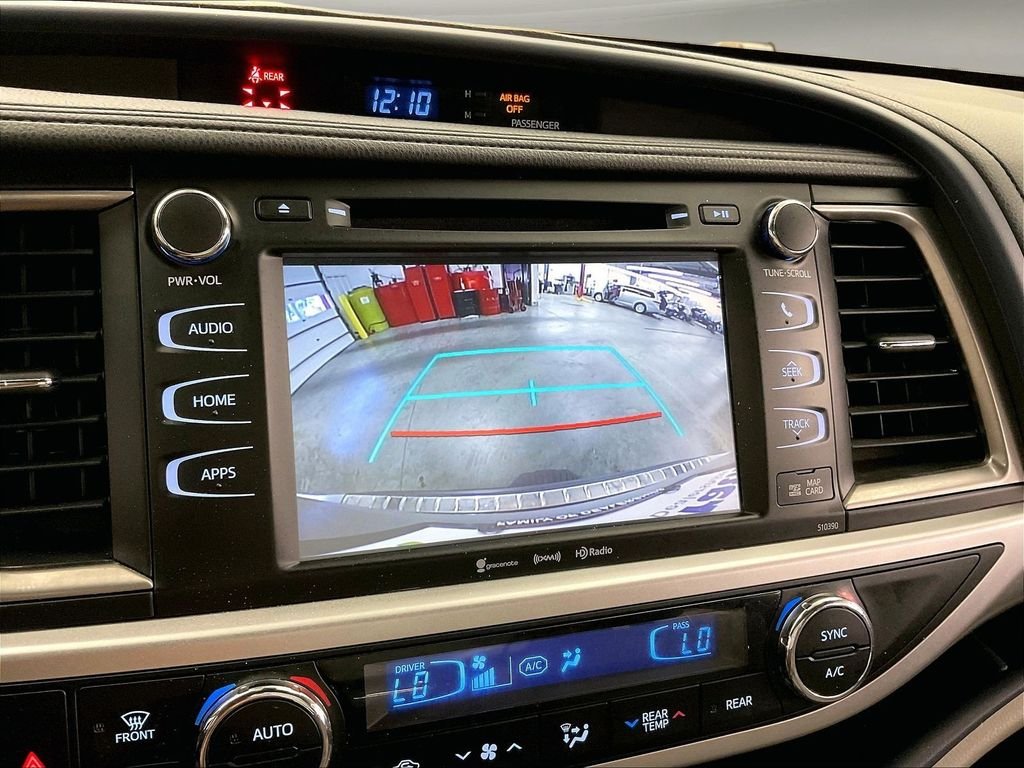 Used 2018 Silver Toyota XLE image 25