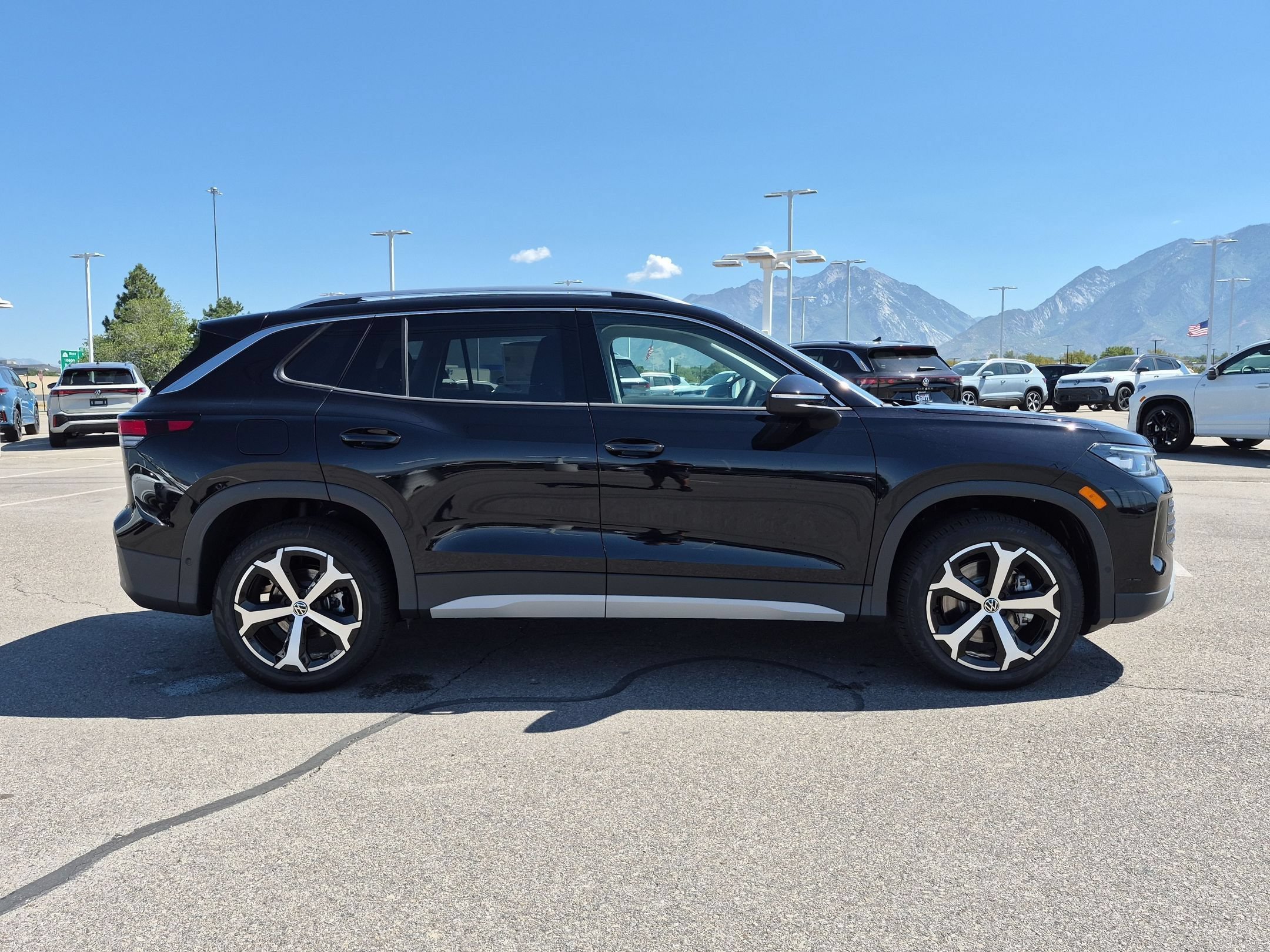 New 2026 Deep Black Pearl Volkswagen SE image 2