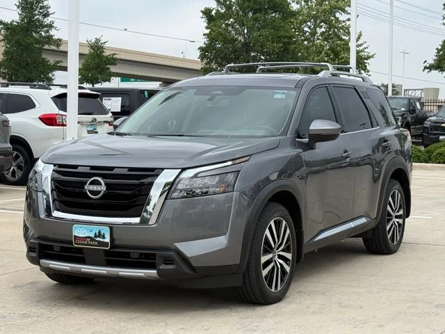 Used 2025 Gray Nissan Platinum image 7
