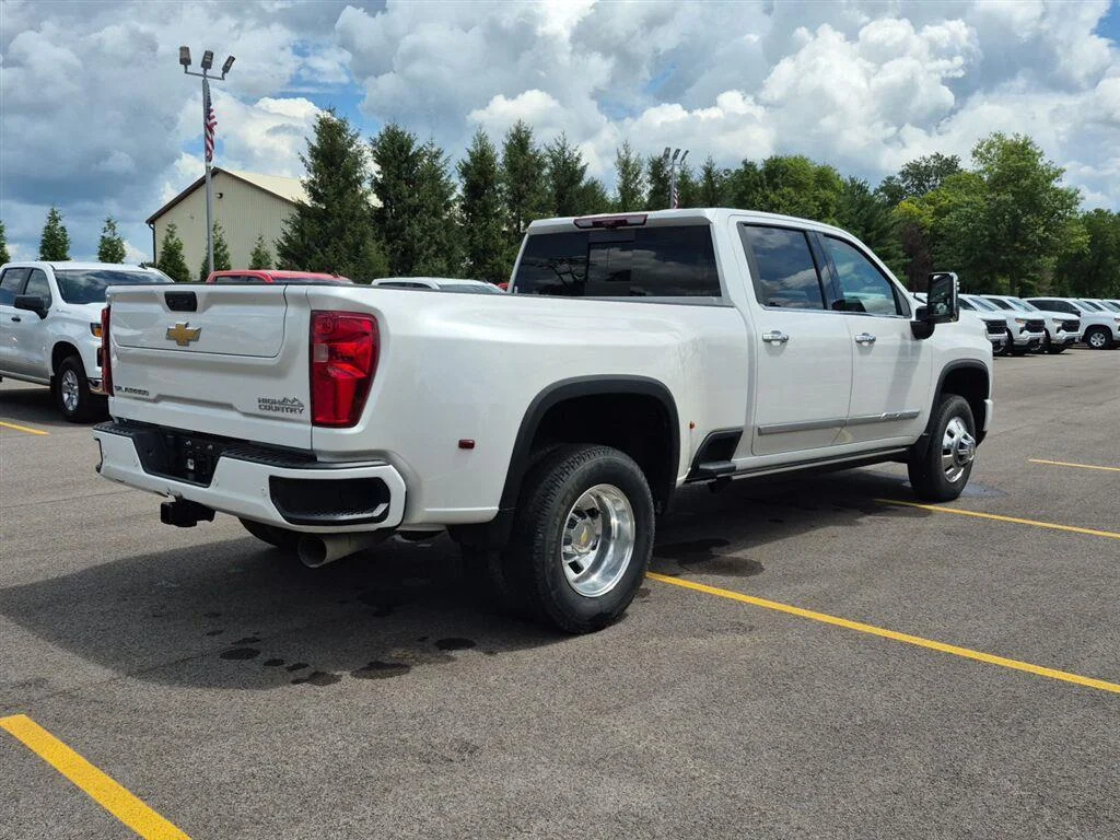 Used 2024 Summit White Chevrolet High Country image 5