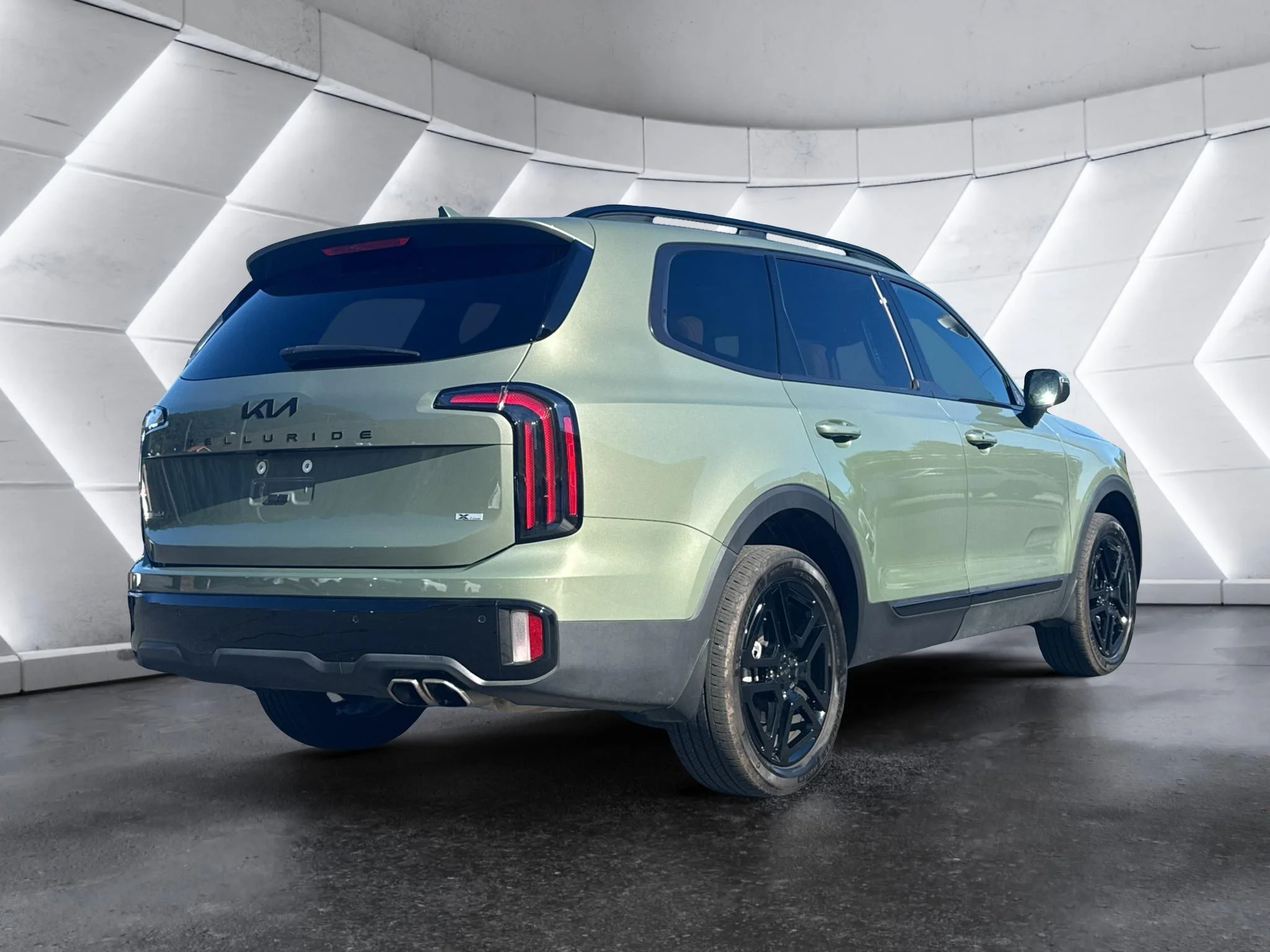 Used 2025 Jungle Green Kia EX X-Line image 5