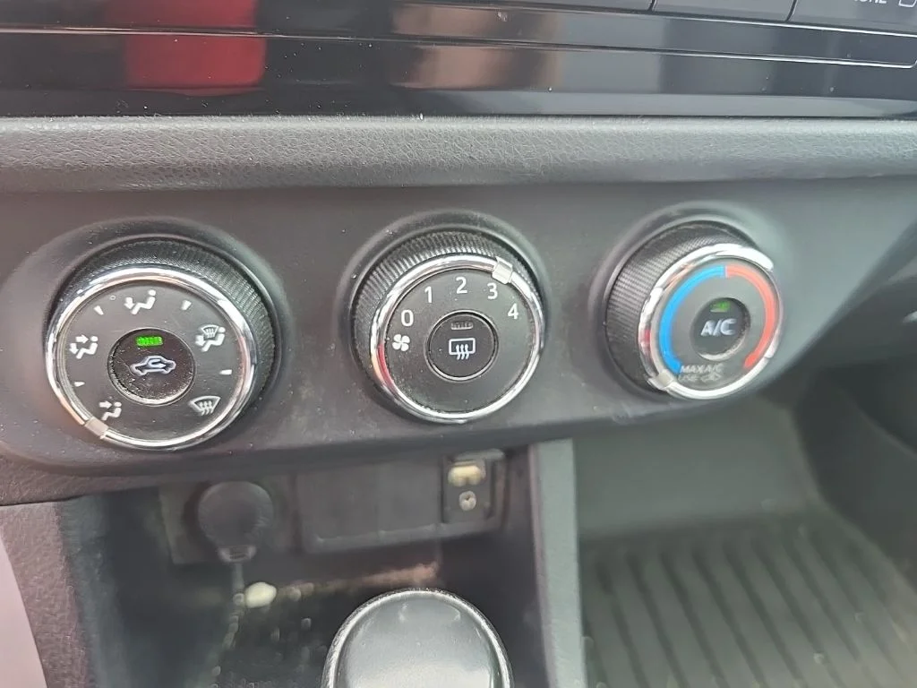 Used 2014 White Toyota L image 17