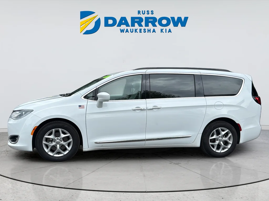 Used 2017 White Chrysler Touring L image 2