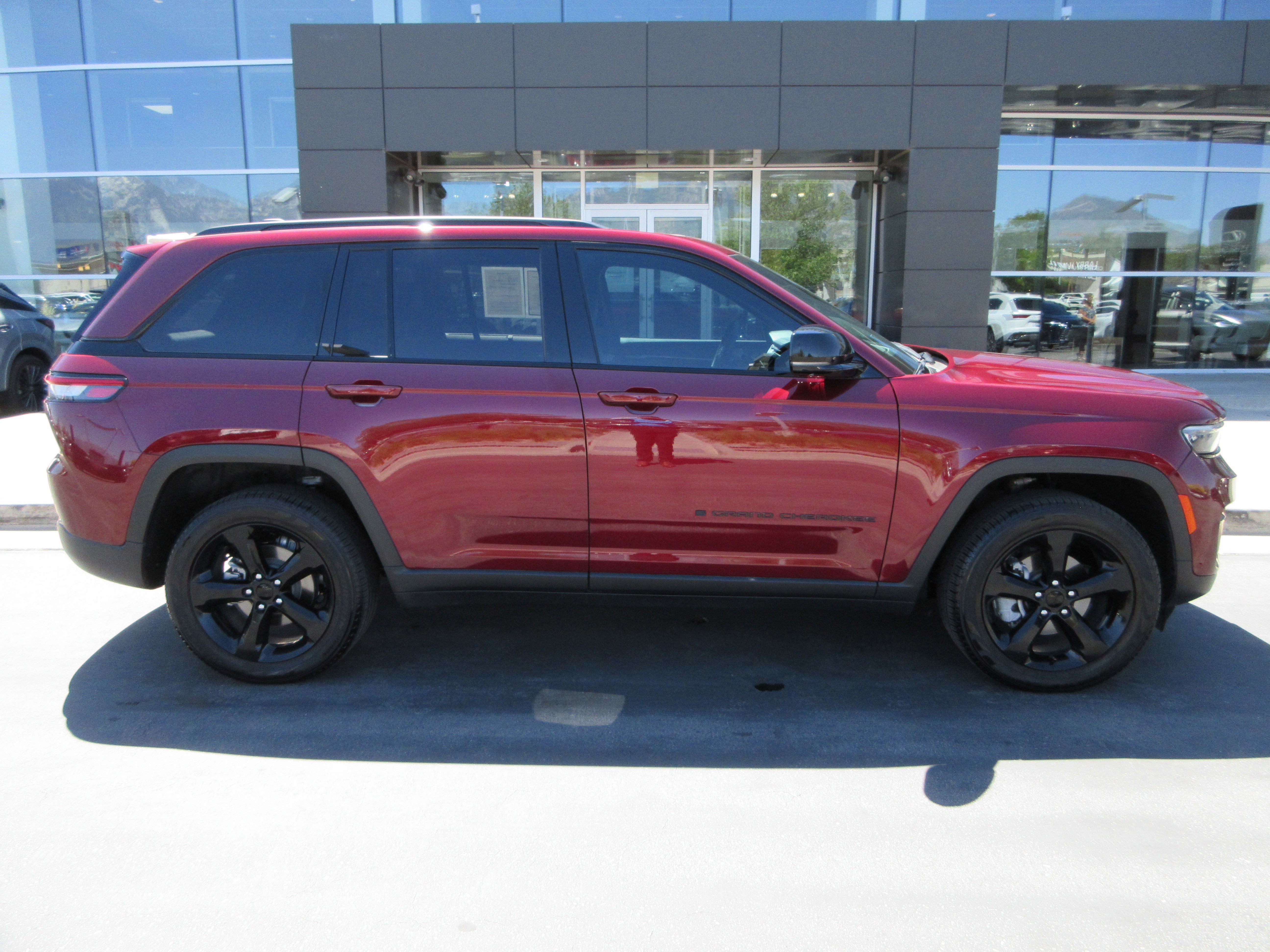 Used 2024 Velvet Red Pearlcoat Jeep Limited image 11