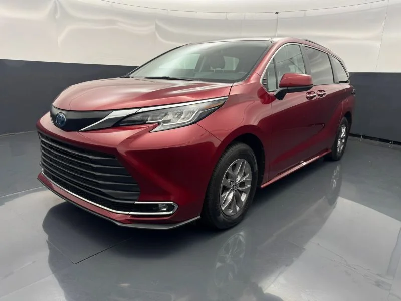 Used 2023  Toyota XLE Minivan 4D image 7