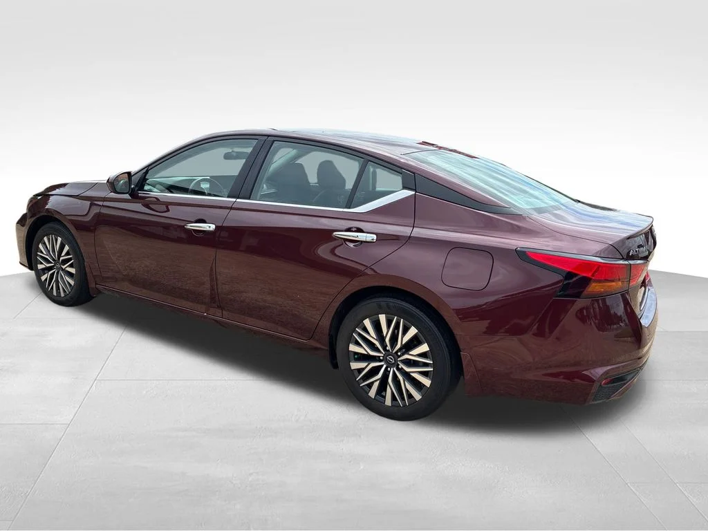 Used 2024 Red Nissan 2.5 SV image 3