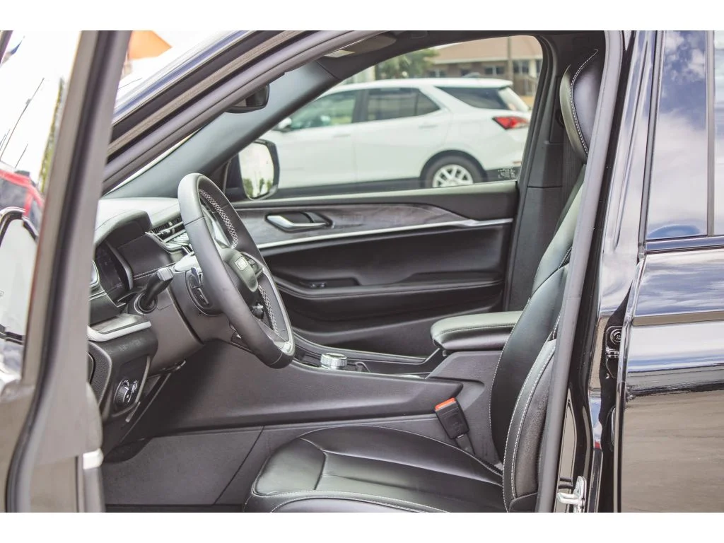 Used 2024 Diamond Black Crystal Pearlcoat Jeep Limited image 31