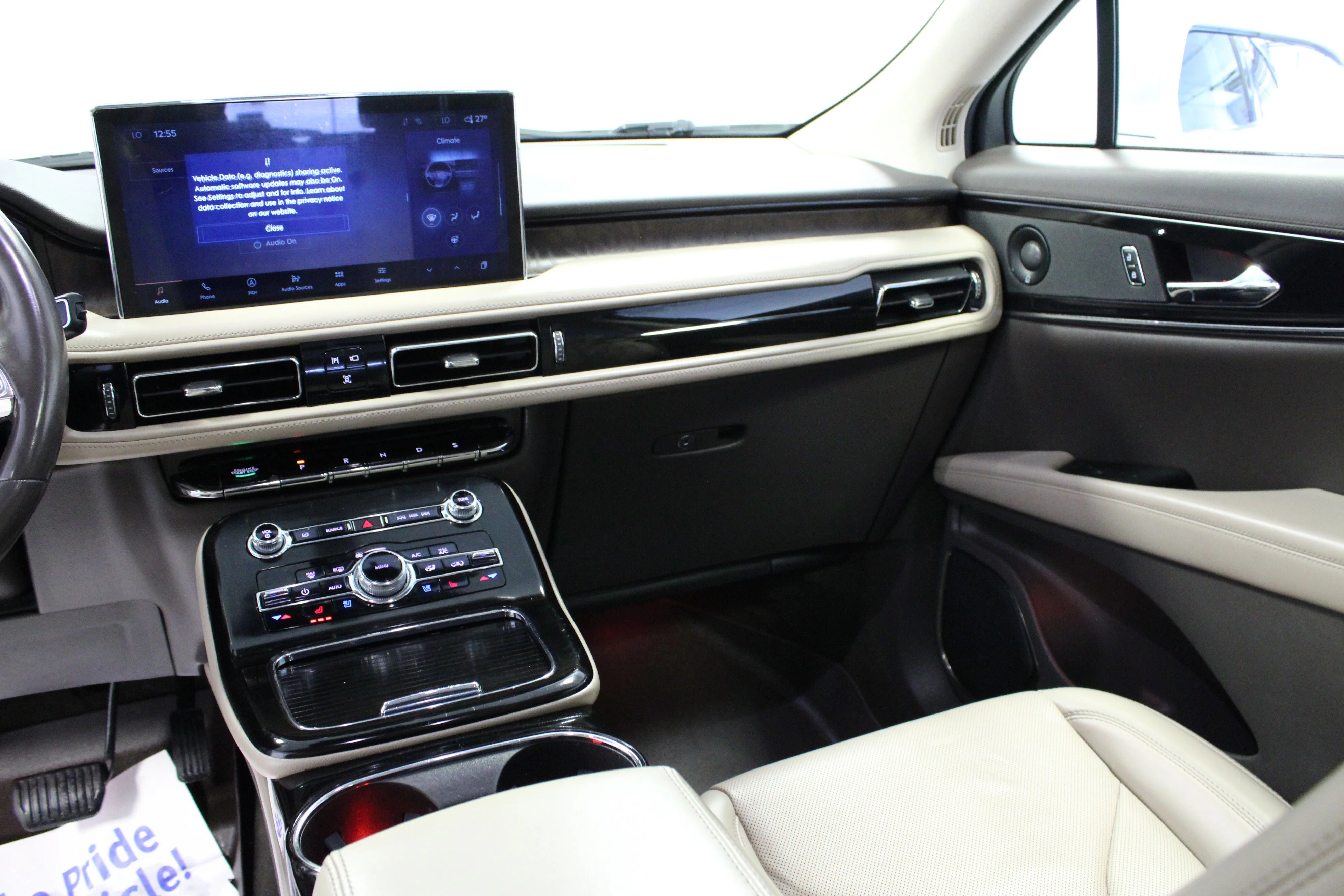 Used 2021 Pristine White Lincoln Reserve image 19