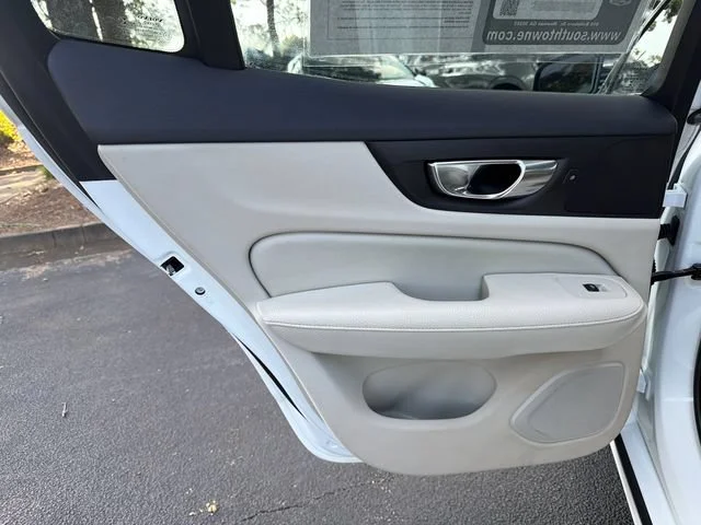 Used 2022 White Volvo B5 Momentum image 21