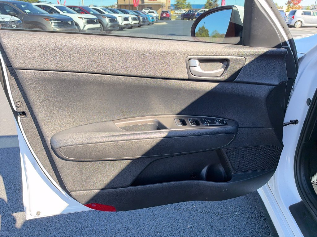 Used 2019 White Kia S image 12