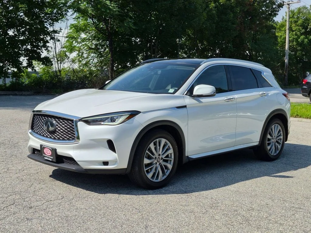 Used 2023 White INFINITI LUXE image 10