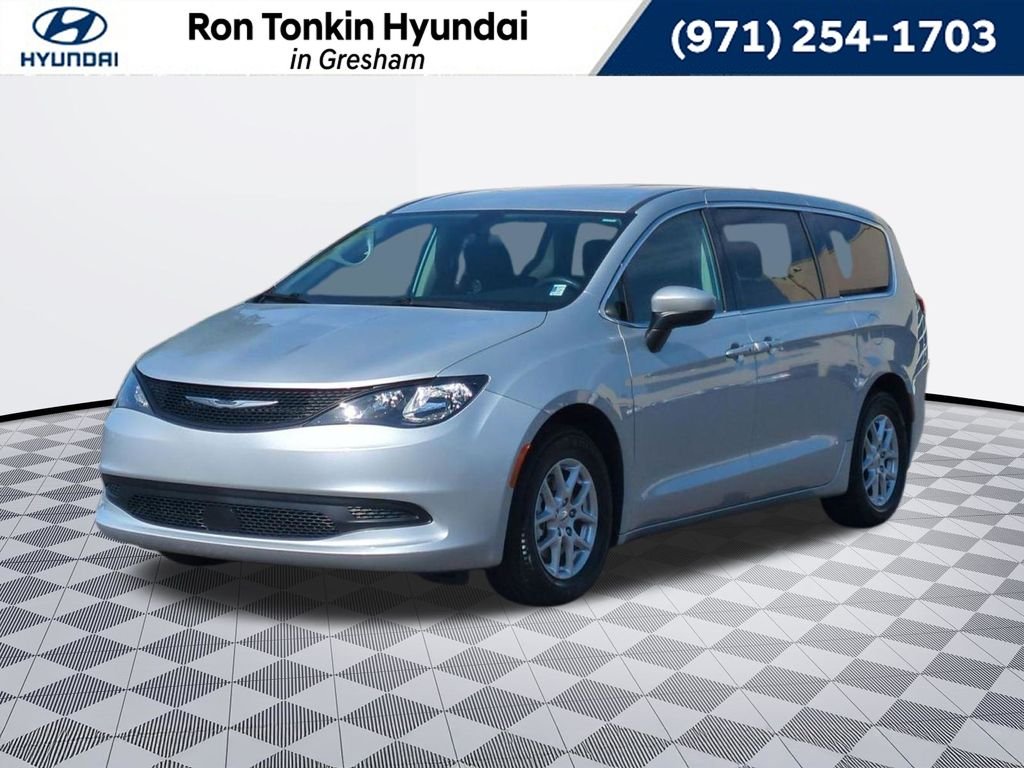 2022 Chrysler Voyager LX's photo