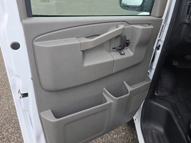 2025 Chevrolet Express Passenger LT - Photo 31