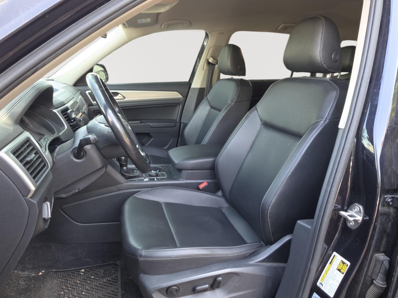 Used 2019 Deep Black Pearl Volkswagen 3.6L V6 SE image 24
