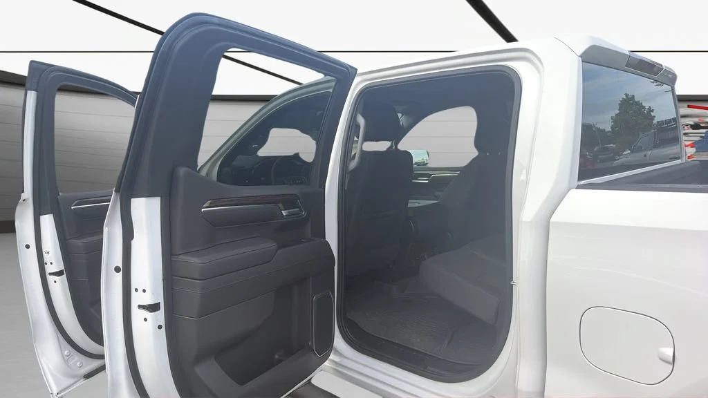 Used 2023 White GMC Elevation image 12