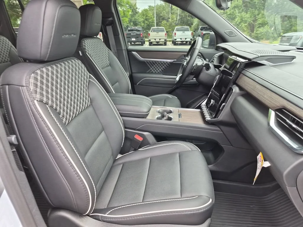 2026 GMC Acadia Denali - Photo 38