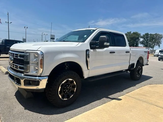 Used 2025 Oxford White Ford XLT image 1