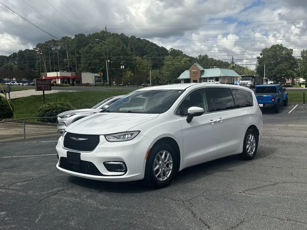 Used 2023 White Chrysler Touring L image 3