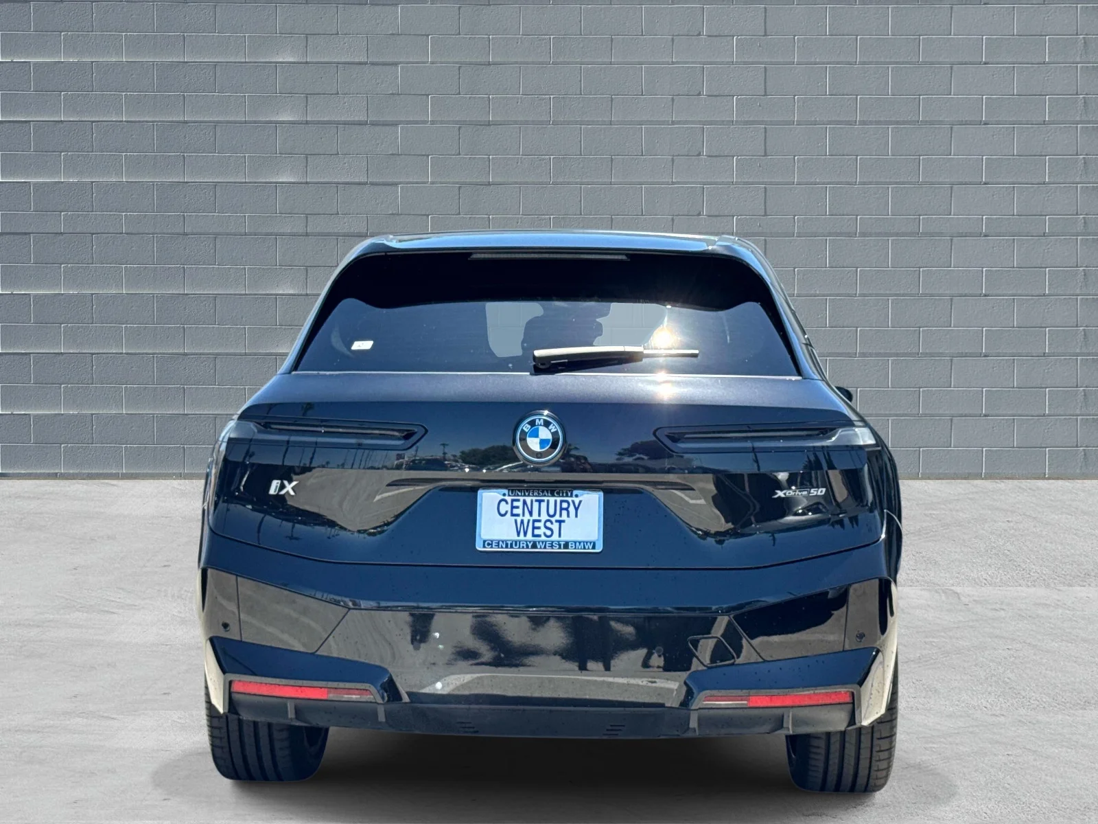 Used 2023 Black Sapphire Metallic BMW xDrive50 Sports Activity Vehicle image 4