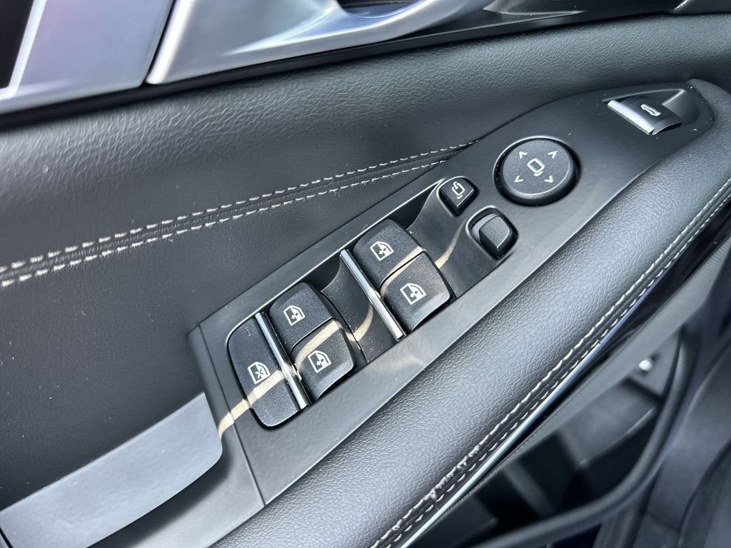 Used 2025 Black BMW xDrive50e image 19