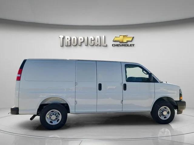 New 2026 Summit White Chevrolet WT image 6
