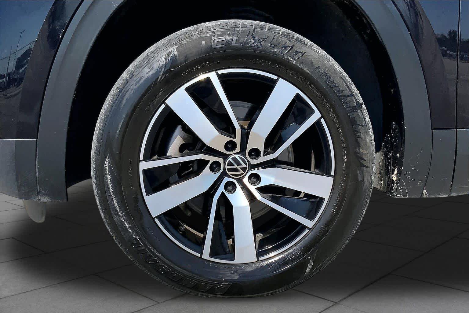 Used 2022 DEEP BLACK PEARL EFFECT Volkswagen 2.0T SE image 11