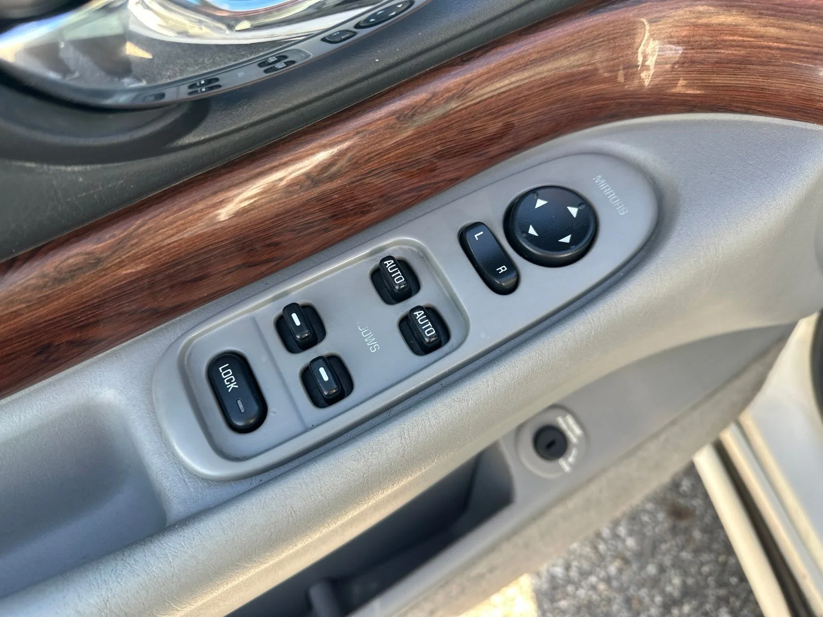 Used 2005 White Buick Custom image 15