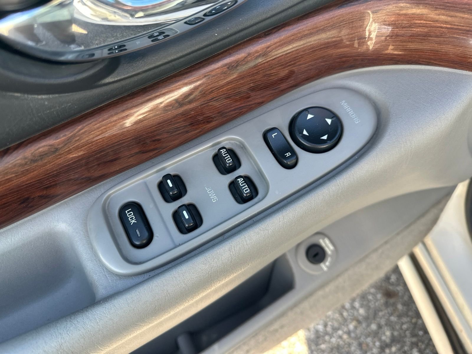 Used 2005 White Buick Custom image 15