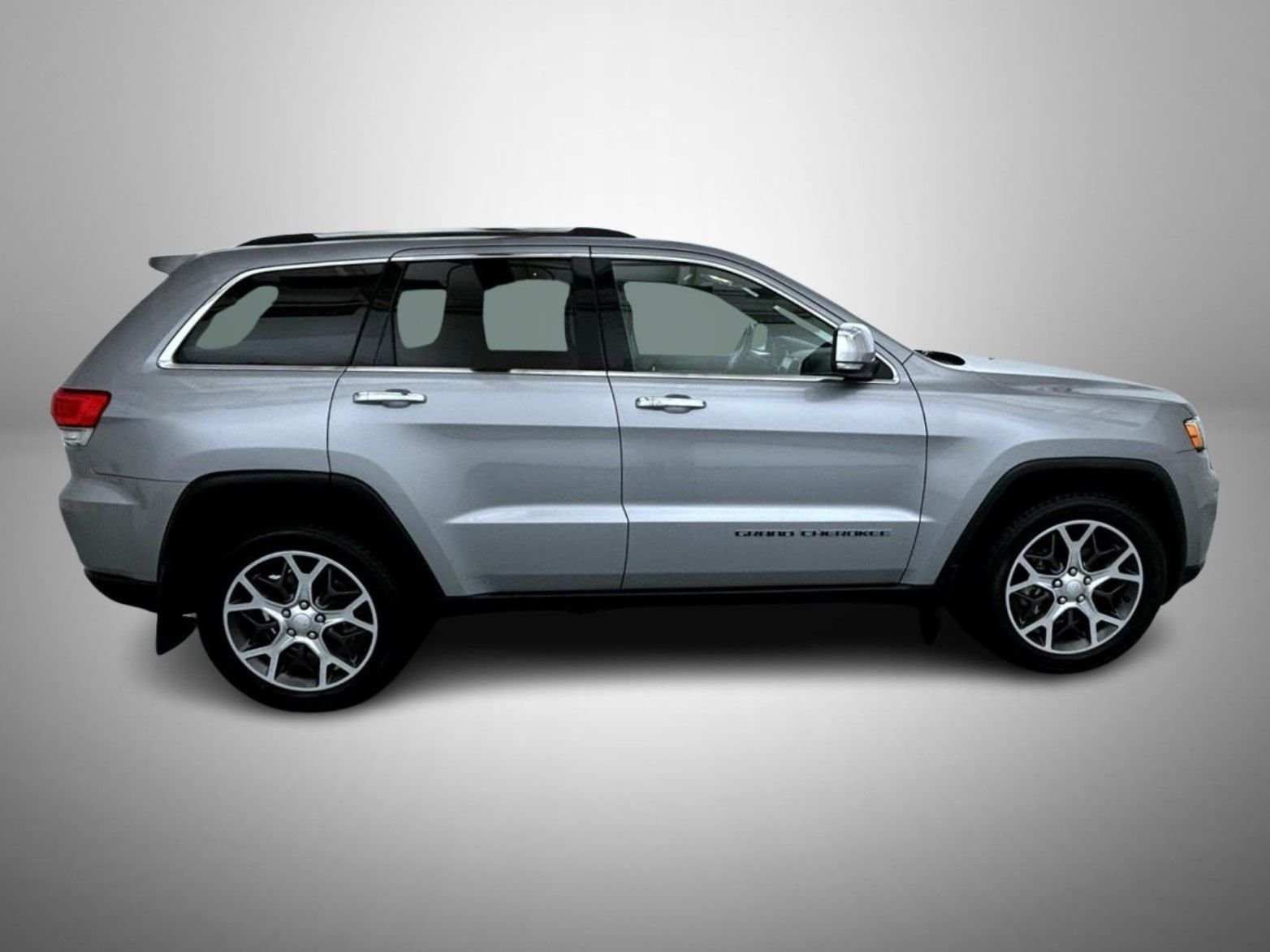 Used 2019 Silver Jeep Limited image 4