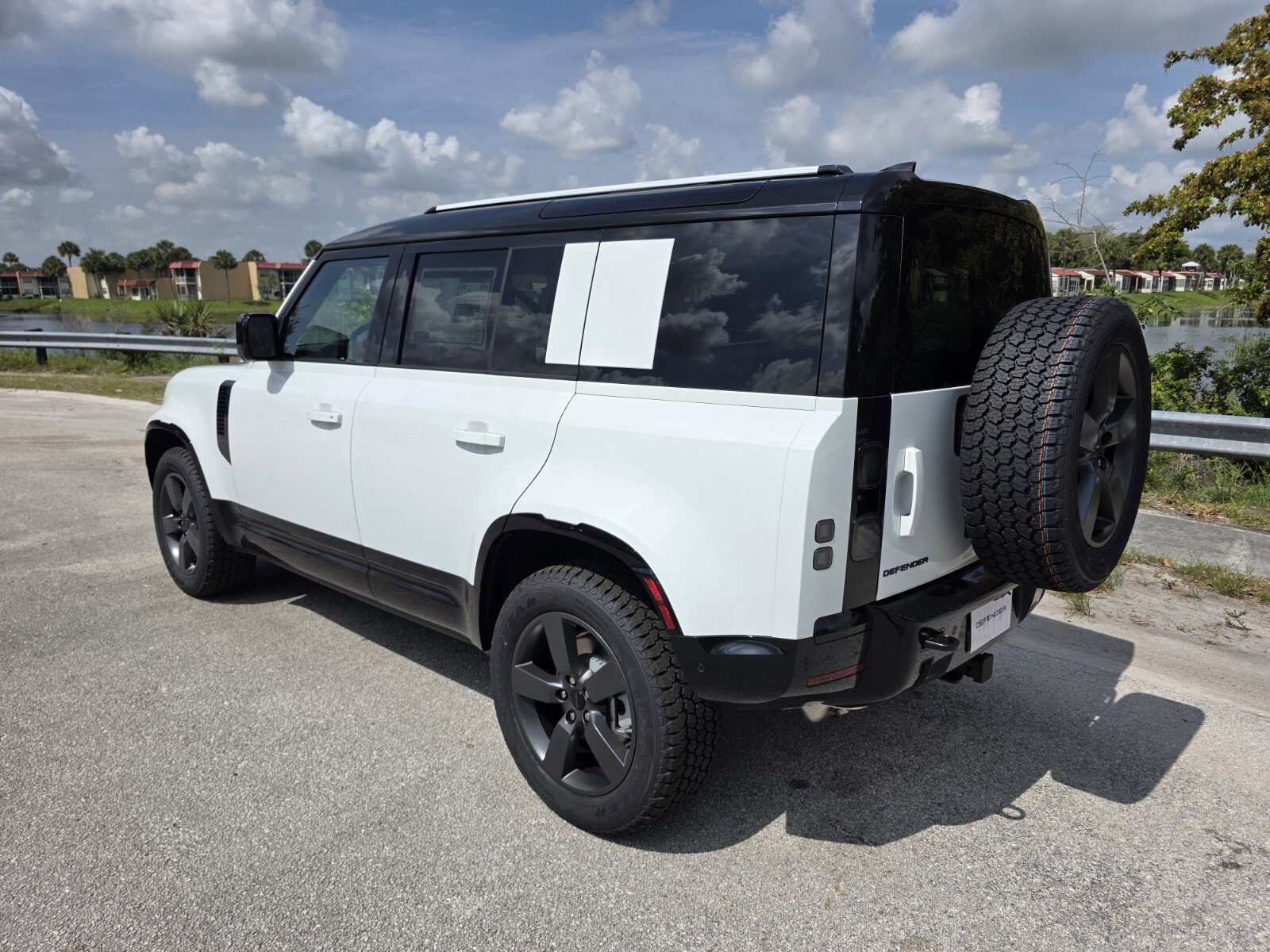 New 2026 Fuji White Land Rover P400 X-Dynamic SE image 2