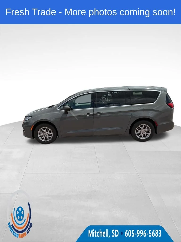 2023 Chrysler Pacifica Touring L's photo