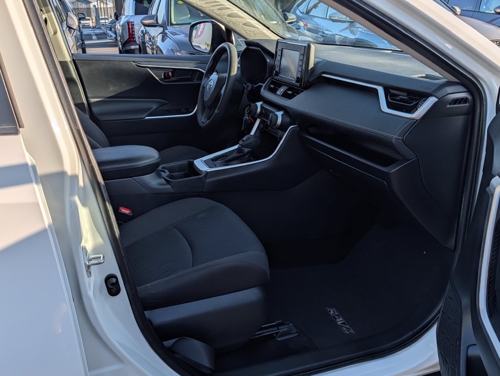 2021 Toyota RAV4 LE - Photo 9