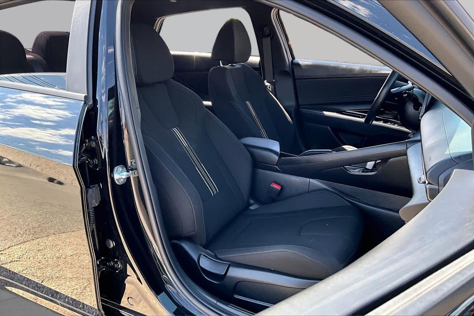Used 2025 Abyss Black Hyundai SEL Sport image 9