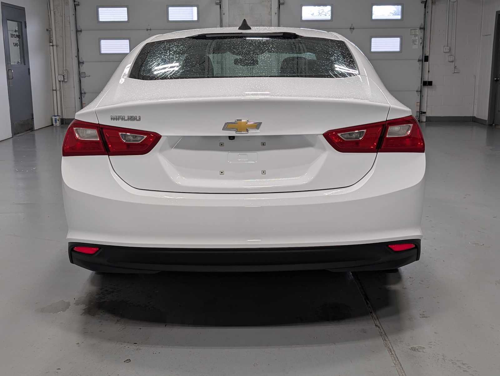 Used 2018 Summit White Chevrolet LS image 10