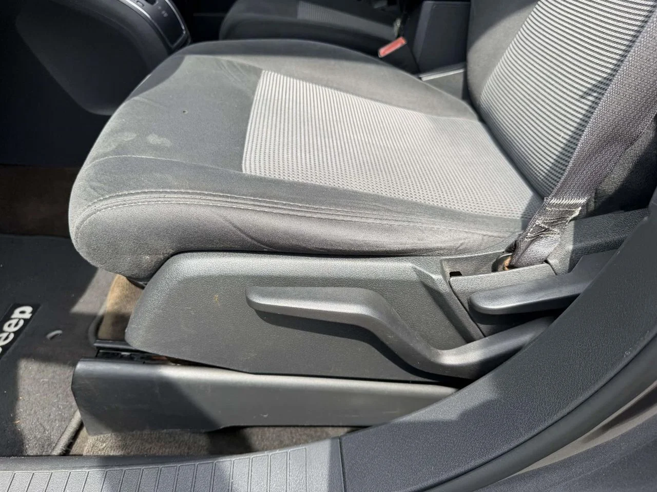 Used 2015 Granite Crystal Metallic Clearcoat Jeep Latitude image 20
