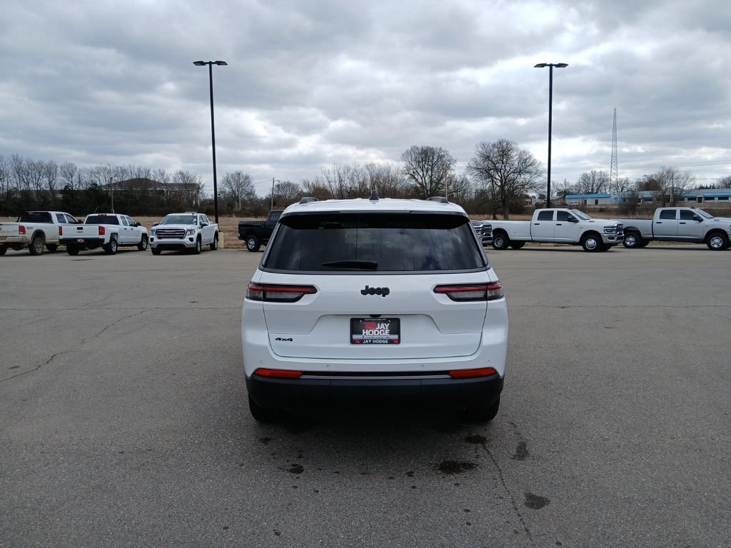 New 2026 Bright White Clear-Coat Exterior Paint Jeep Altitude image 6