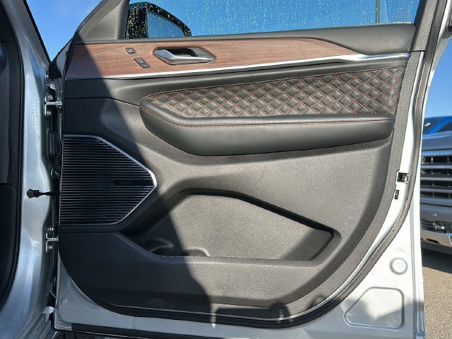 Used 2025  Jeep Summit image 43