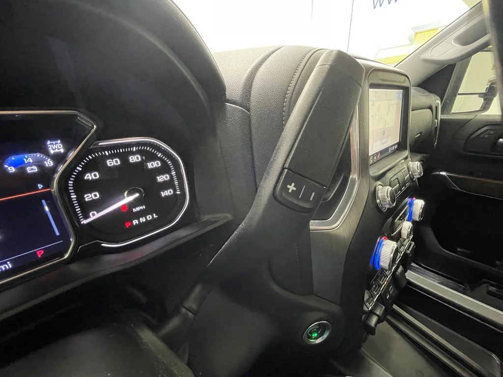 Used 2021 White GMC Denali image 36