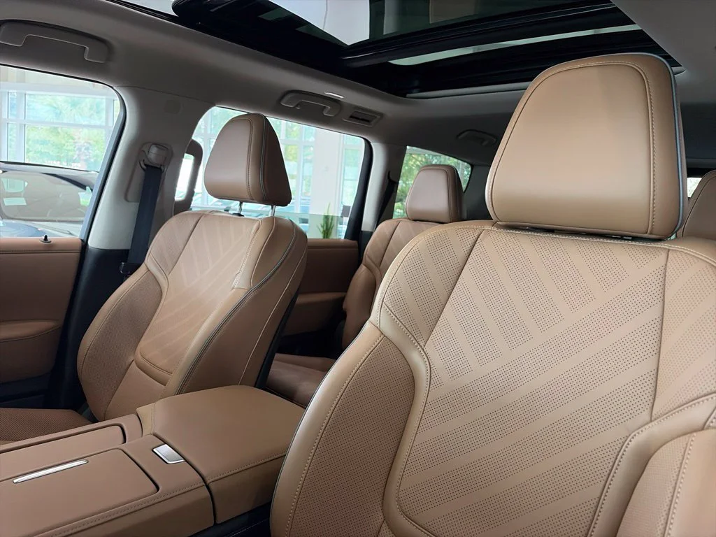 New 2027 RADIANT WHITE INFINITI LUXE image 5