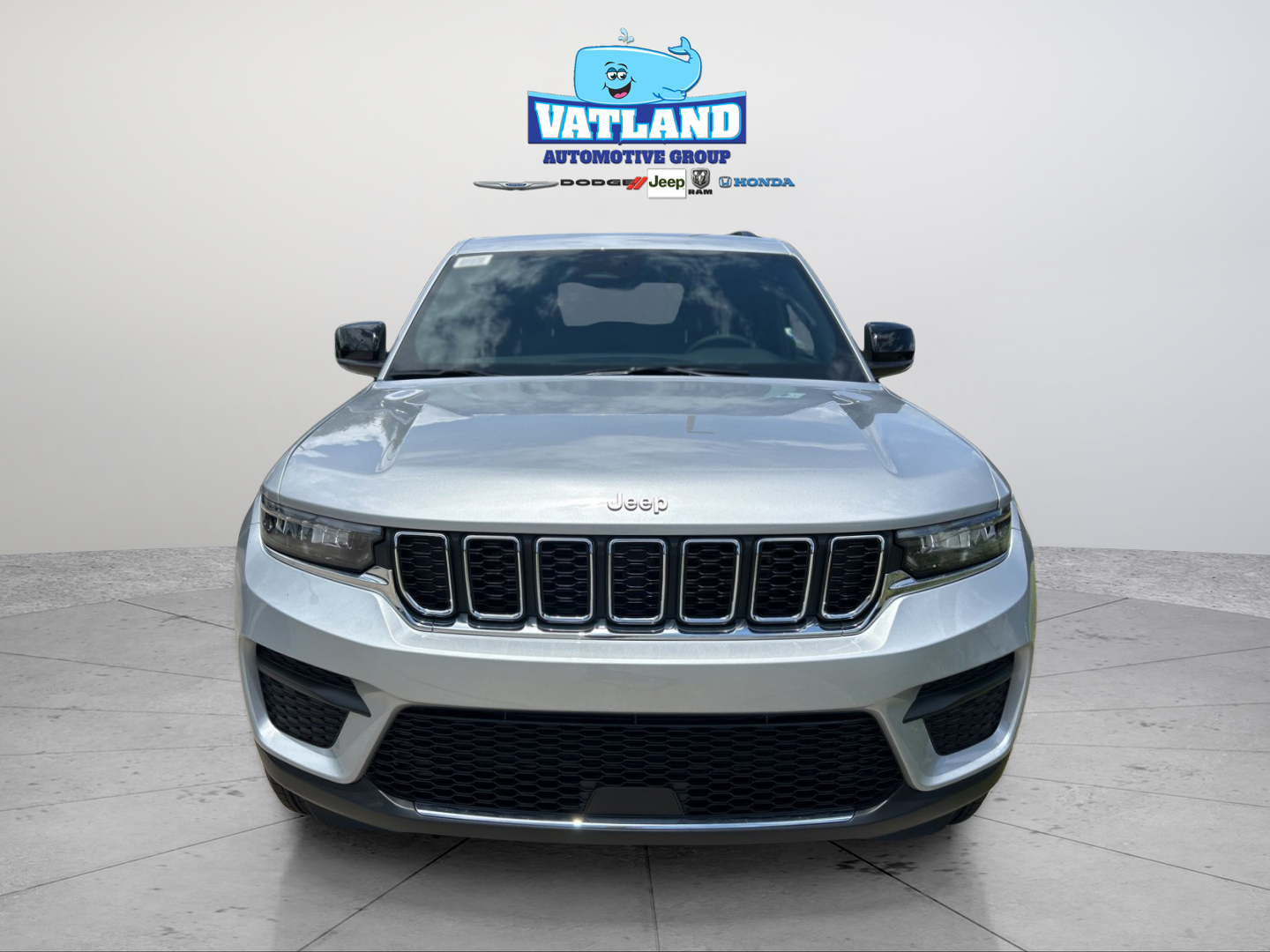 New 2026 Silver Zynith Exterior Paint Jeep Laredo image 10