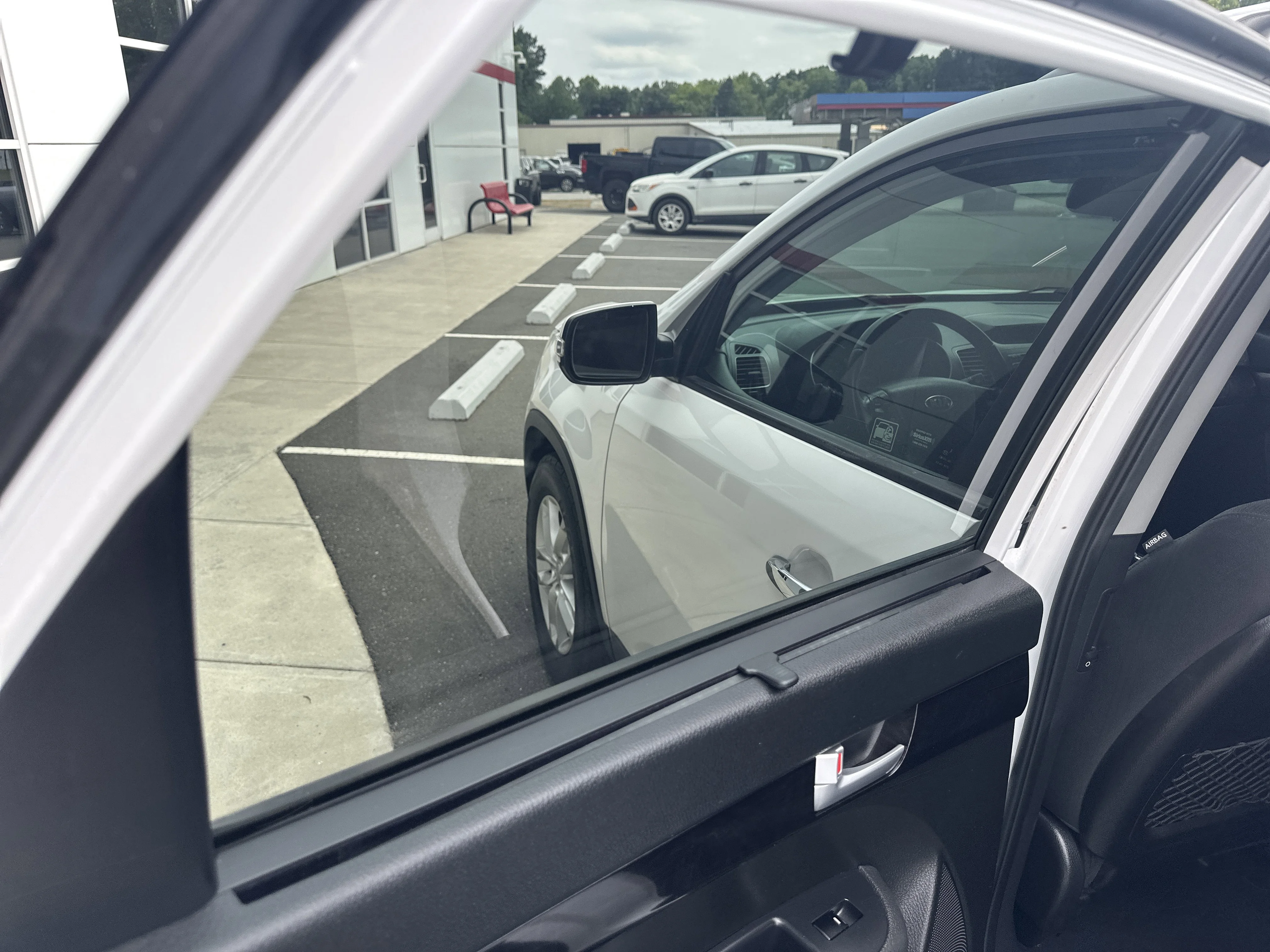 Used 2015 Snow White Pearl Kia LX image 23