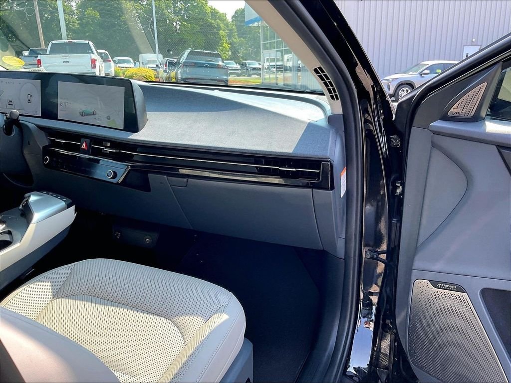 Used 2022 Black Kia Wind image 13