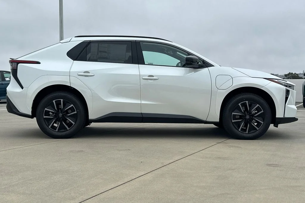 New 2026 Wind Chill Pearl <sup>1</sup> Toyota  XLE image 3