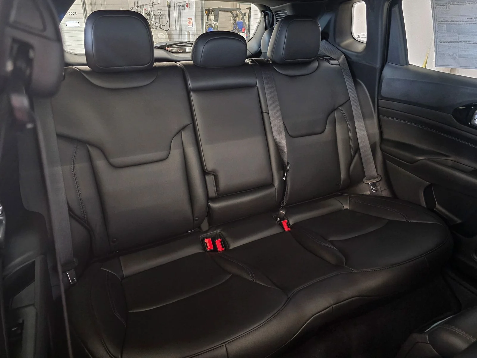 New 2026 Diamond Black Crystal Pearl-Coat Exterior Paint Jeep Limited image 23